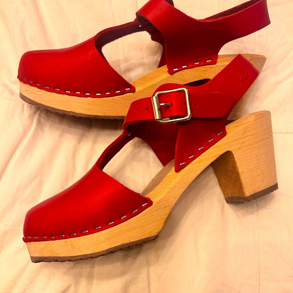 Highwood Red Clogs